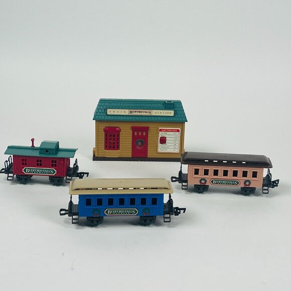 Bedford Falls Express Village Train Set With Station & 3 Train Cars NO ENGINE - Picture 1 of 7